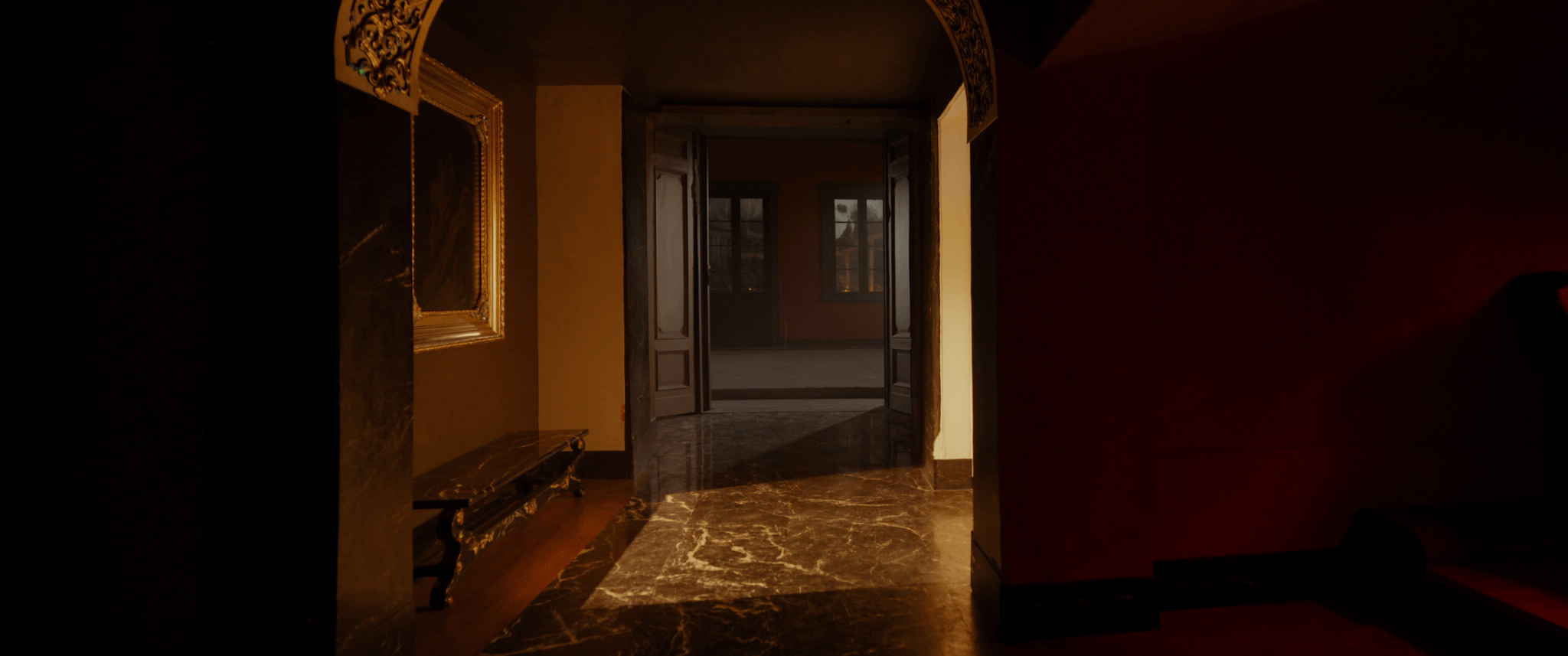 Corridoio di un palazzo storico con luce dorata